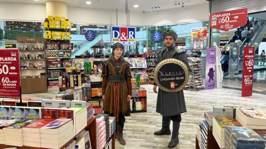 Kuruluş Orhan actors in Kayı Obası costumes surprising fans at D&R store event.