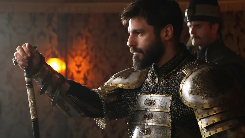 An armored warrior stands in a tense opening moment from Mehmed Fetihler Sultani Episode 70.