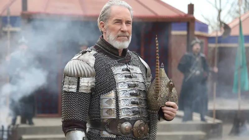 An Ottoman commander stands in armor at the military camp in Mehmed Fetihler Sultani Episode 71.